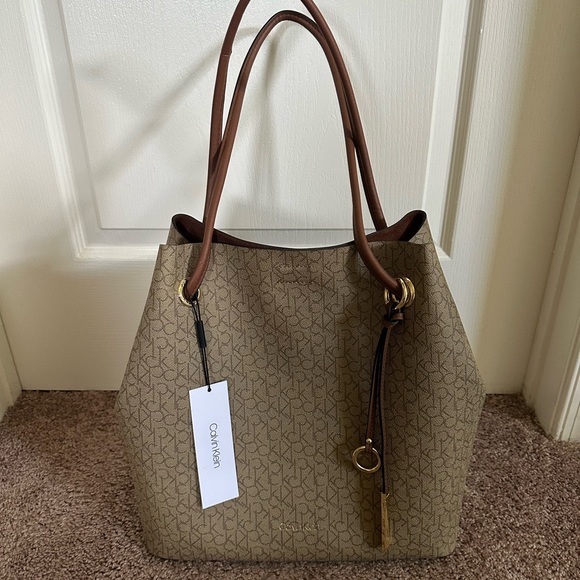 Calvin Klein beautiful nuetral bag with free accessories bag included - Picture 3 of 6